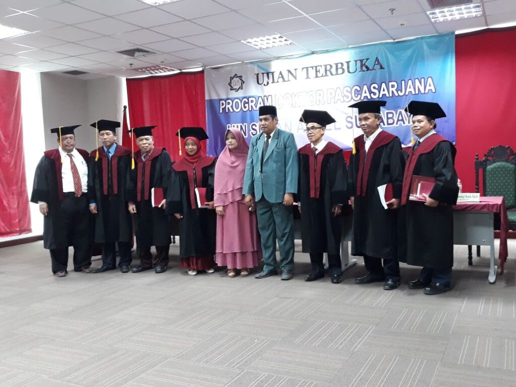 Foto bersama Dr. Musleh Wahid, M.Pd. dan Istrinya setelah selesainya Ujian Disertasi di UINSA Surabaya