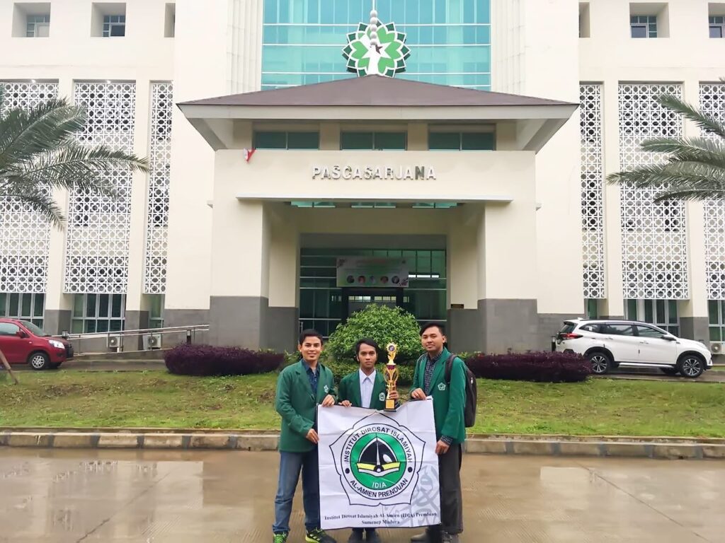 Juara: Tim Debat Bahasa Arab IDIA Prenduan di Depan Gedung Pascasarjana UIN Sunan Gunung Djati Bandung. 