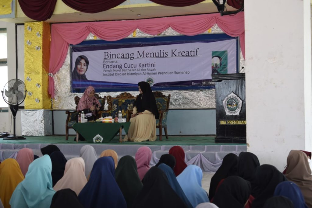 Penulis Buku Ali dan Aisyah Bagi-Bagi Tips Menulis kepada Mahasiswi IDIA Prenduan