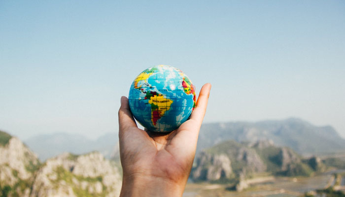 Dunia Tak Selebar Daun Kelor