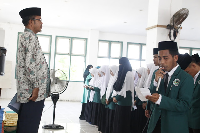Serentak! Dekan Fakultas Dakwah Melantik Pengurus HIMA KPI dan BPI
