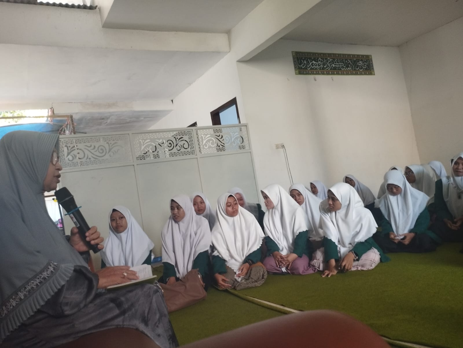 Perkuat Nilai Khidmah Tarbawiyah, Mahasiswi UNIA Prenduan Sowan kepada Pengasuh Pesantren Jelang P2M 2026