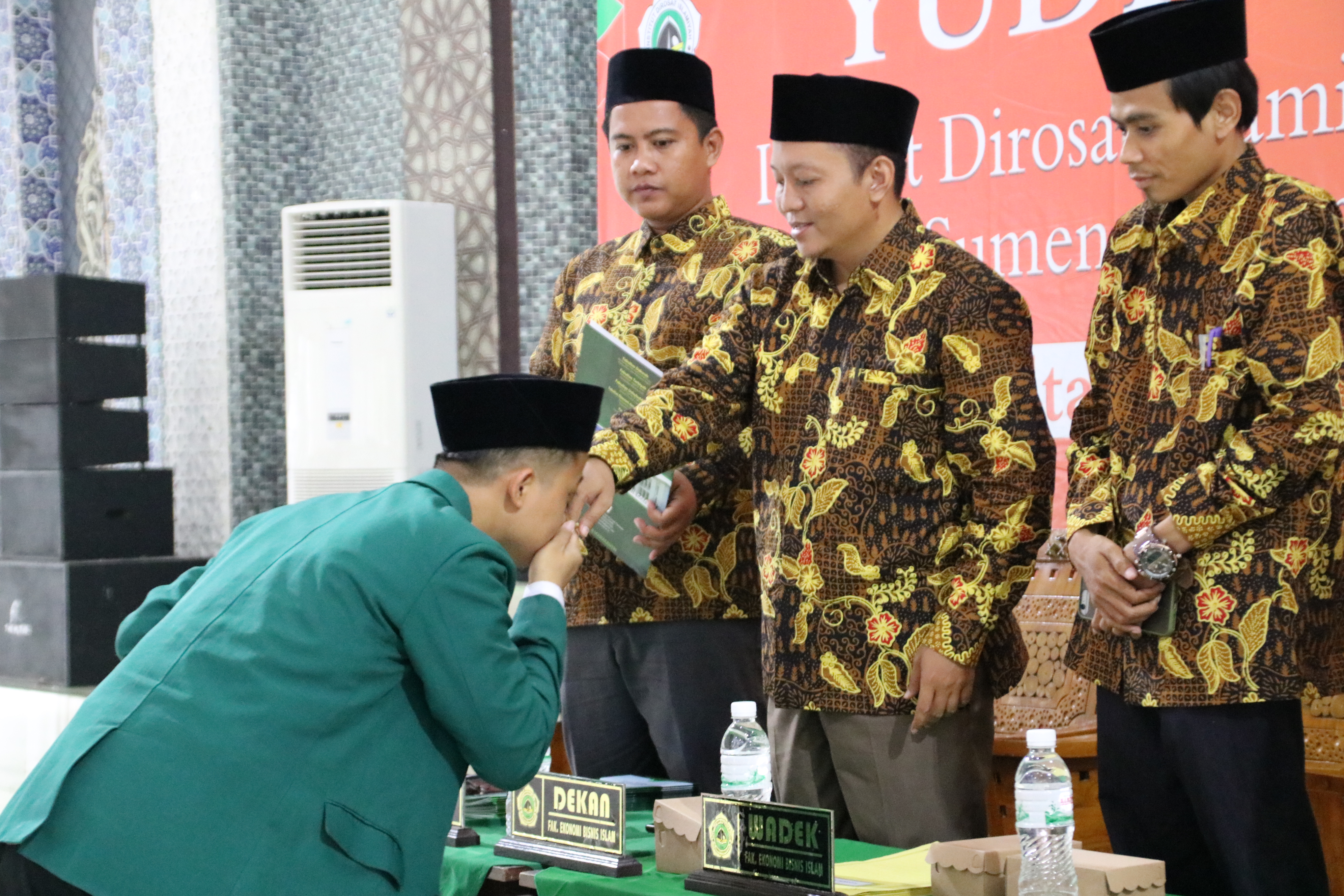 FEBI BERIKAN APRESIASI ENAM KATEGORI MAHASISWA TERBAIK DALAM ACARA YUDISIUM