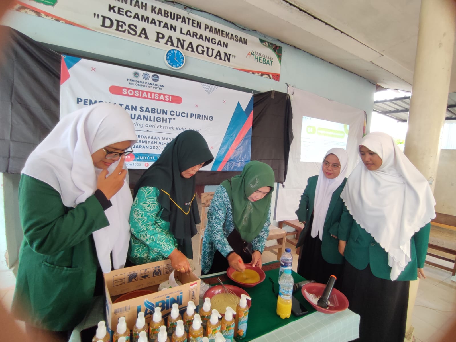 Kelompok P2M Putri Sukses Gelar Pelatihan Pengolahan Limbah Jeruk Menjadi Sabun Cuci Piring di Desa Panaguan